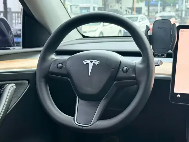 Tesla Model Y — Фото автомобиля 11
