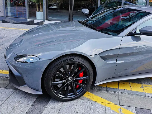 Aston Martin V8 Vantage — Фото автомобиля 8
