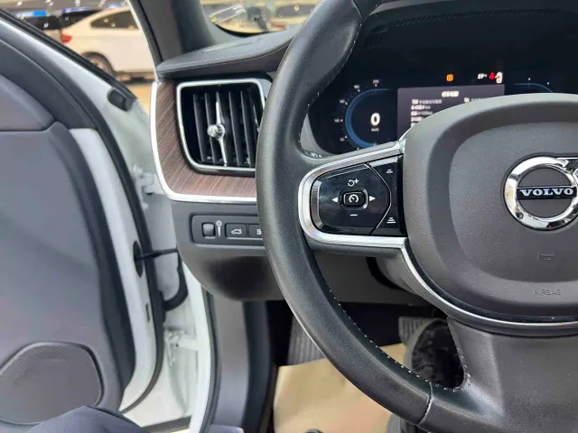 Volvo XC60 — Фото автомобиля 4