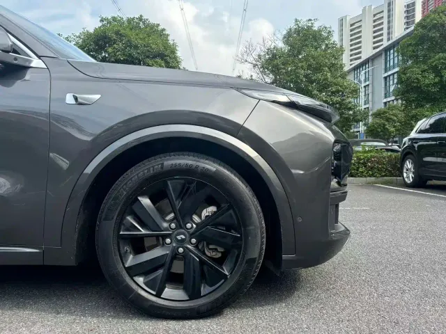 Li Auto L8 — Фото автомобиля 7