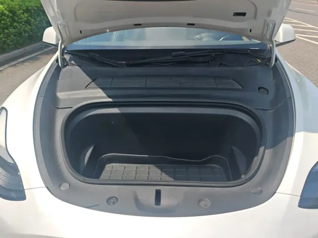 Tesla Model Y — Фото автомобиля 8