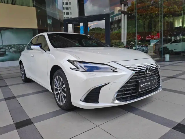 Lexus ES — Фото автомобиля 3