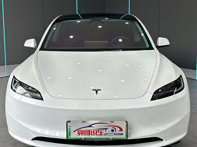 Tesla Model 3 — Фото автомобиля 2