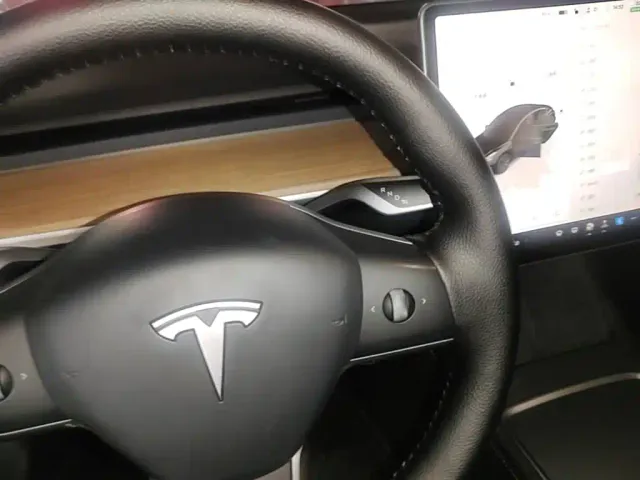Tesla Model 3 — Фото автомобиля 13