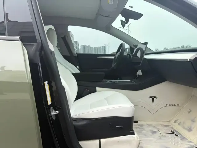 Tesla Model Y — Фото автомобиля 18