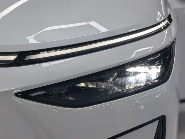Xpeng X9 — Фото автомобиля 3