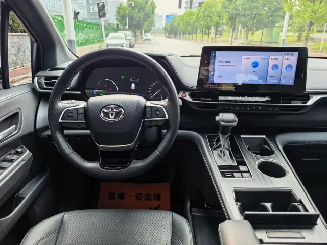 Toyota Sienna — Фото автомобиля 7