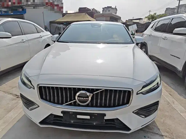 Volvo S60 — Фото автомобиля 2