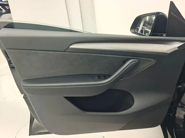 Tesla Model Y — Фото автомобиля 13