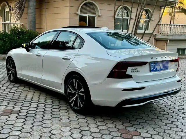Volvo S60 — Фото автомобиля 6