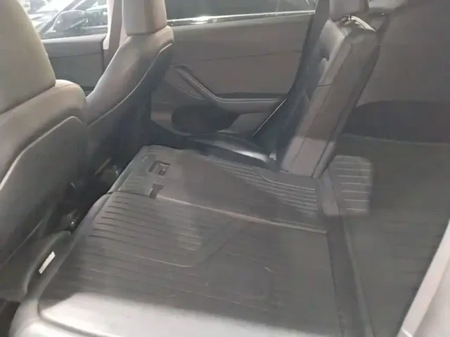 Tesla Model Y — Фото автомобиля 12