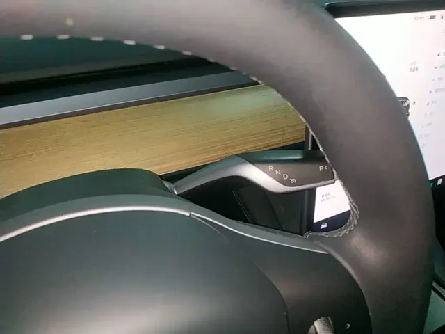 Tesla Model Y — Фото автомобиля 13