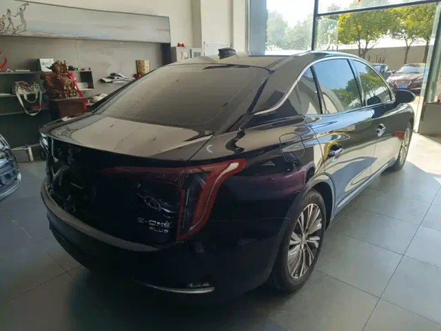 Hongqi E-QM5 — Фото автомобиля 6