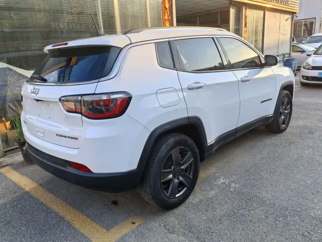 Jeep Compass — Фото автомобиля 10