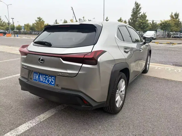Lexus UX — Фото автомобиля 4