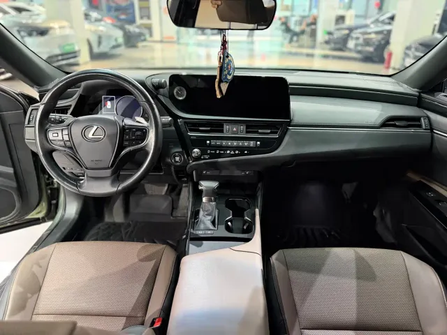 Lexus ES — Фото автомобиля 10