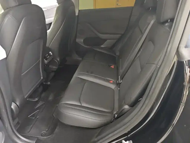 Tesla Model Y — Фото автомобиля 16