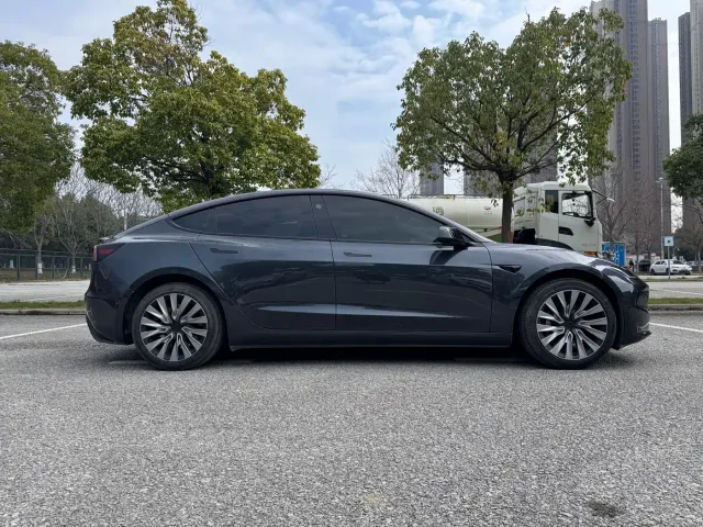 Tesla Model 3 — Фото автомобиля 11