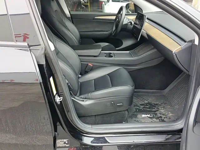 Tesla Model Y — Фото автомобиля 24