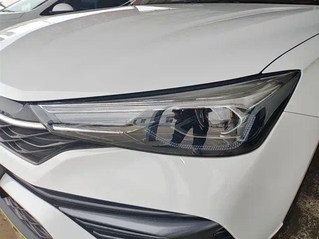 Roewe i5 — Фото автомобиля 23