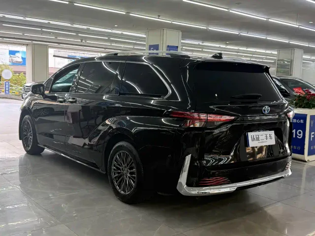 Toyota Sienna — Фото автомобиля 18