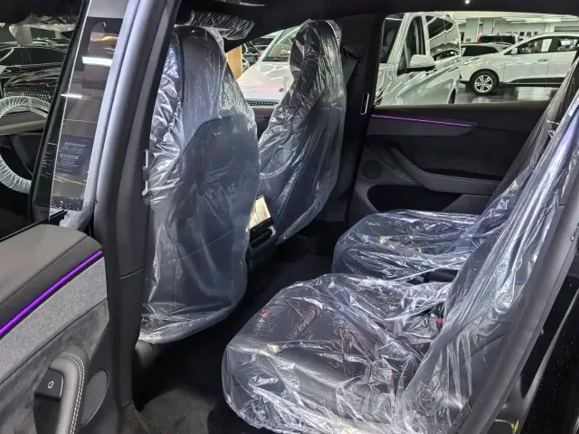 Tesla Model Y L — Фото автомобиля 8