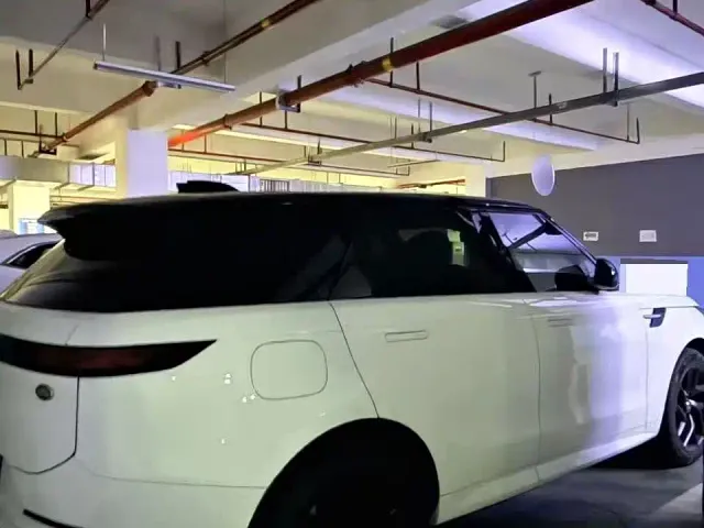 Land Rover Range Rover Sport — Фото автомобиля 3