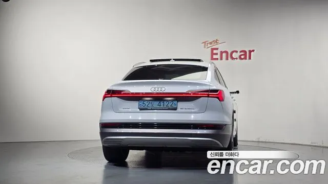 Audi e-tron — Фото автомобиля 4