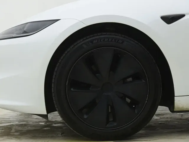 Tesla Model 3 — Фото автомобиля 7