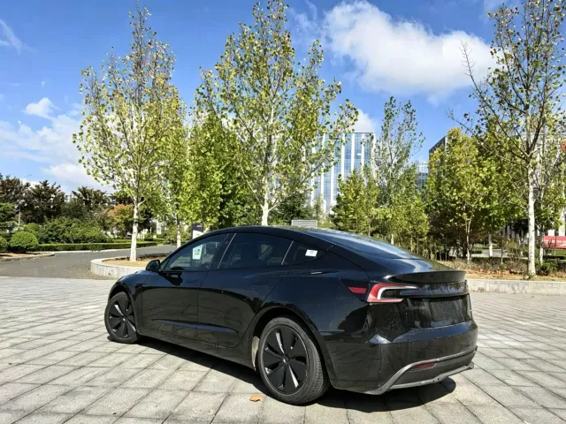 Tesla Model 3 — Фото автомобиля 4