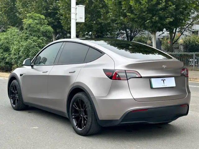 Tesla Model Y — Фото автомобиля 13