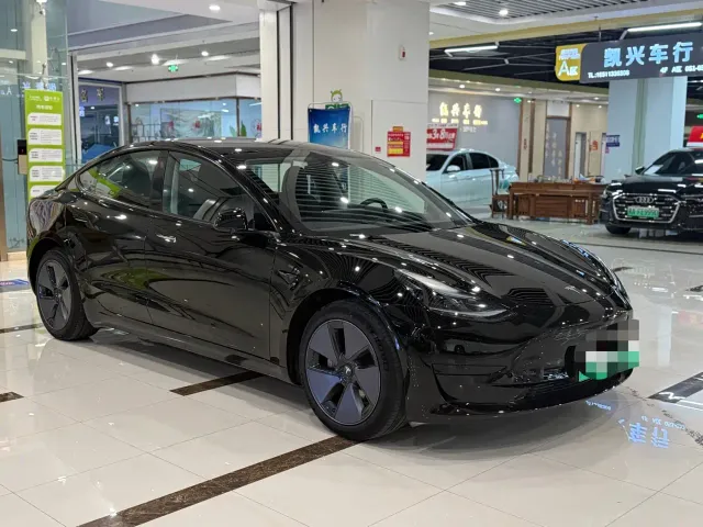 Tesla Model 3 — Фото автомобиля 3