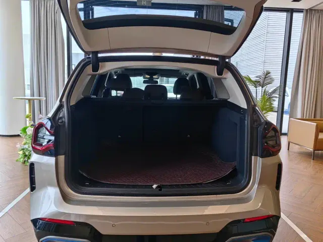 BMW iX3 — Фото автомобиля 12