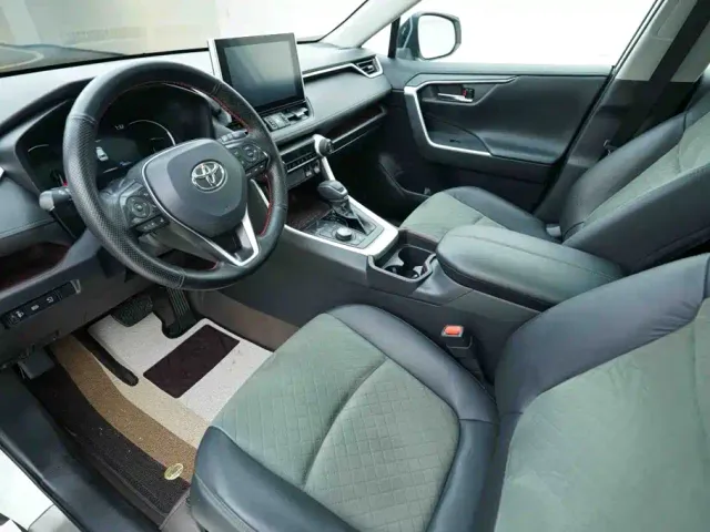 Toyota RAV4 — Фото автомобиля 8