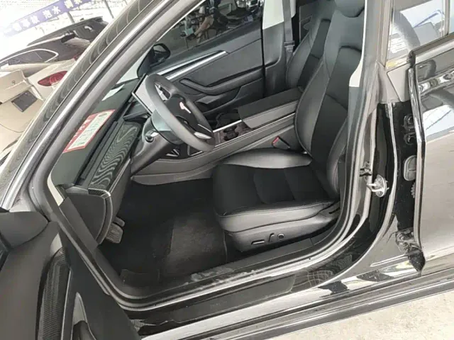 Tesla Model 3 — Фото автомобиля 14