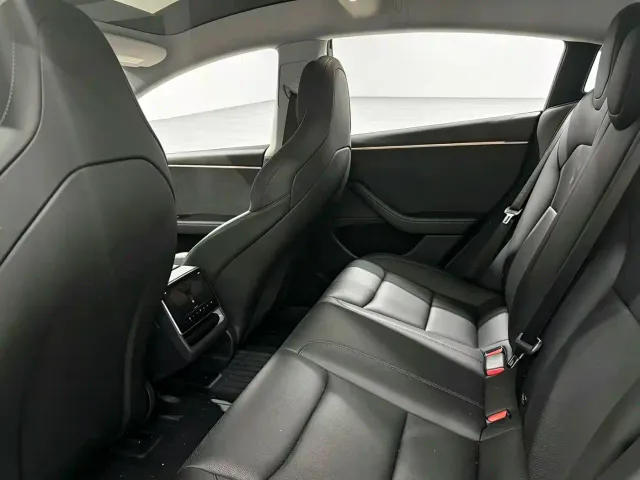 Tesla Model 3 — Фото автомобиля 4
