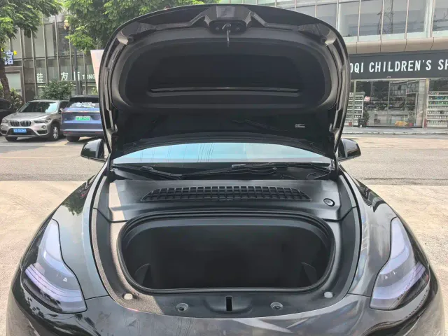 Tesla Model Y — Фото автомобиля 21
