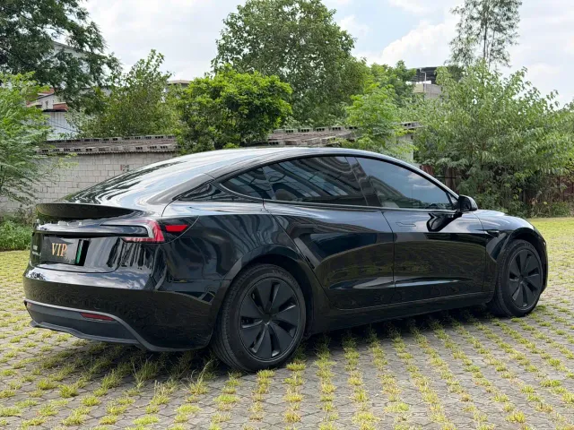 Tesla Model 3 — Фото автомобиля 4
