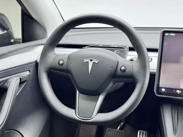 Tesla Model Y — Фото автомобиля 17