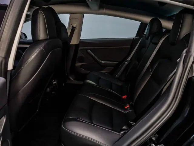 Tesla Model 3 — Фото автомобиля 10