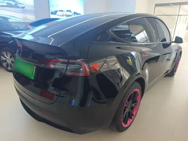 Tesla Model Y — Фото автомобиля 6