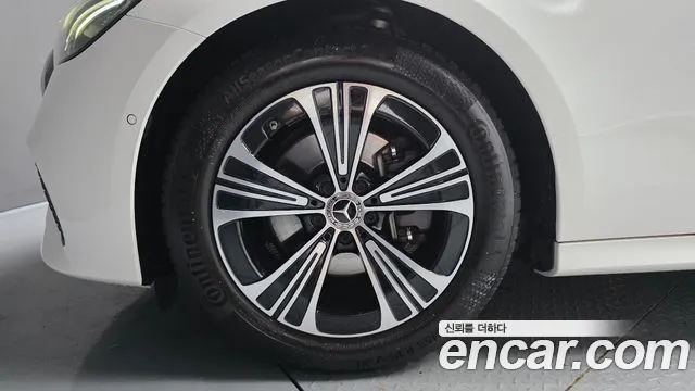 Mercedes-Benz E-Class — Фото автомобиля 4