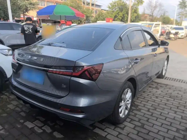 Roewe i5 — Фото автомобиля 6