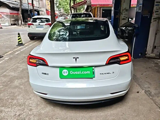 Tesla Model 3 — Фото автомобиля 5