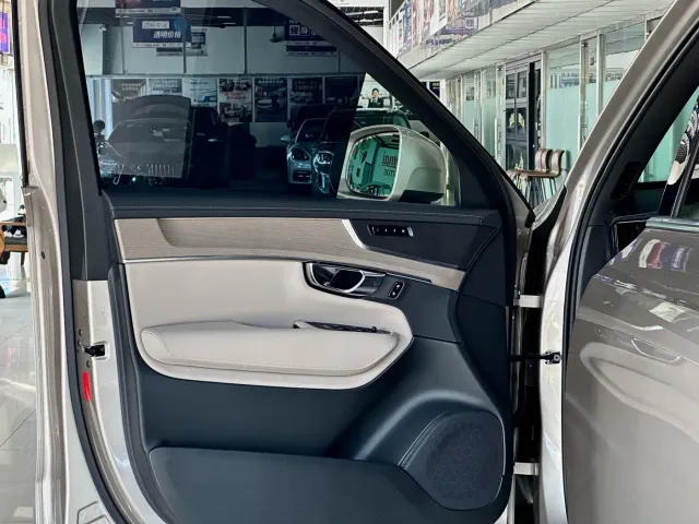Volvo XC90 — Фото автомобиля 14