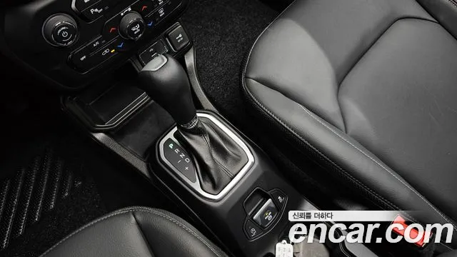 Jeep Renegade — Фото автомобиля 9