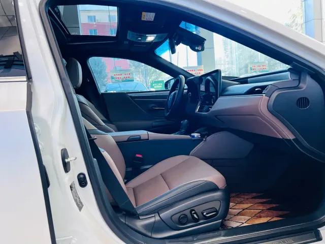 Lexus ES — Фото автомобиля 15