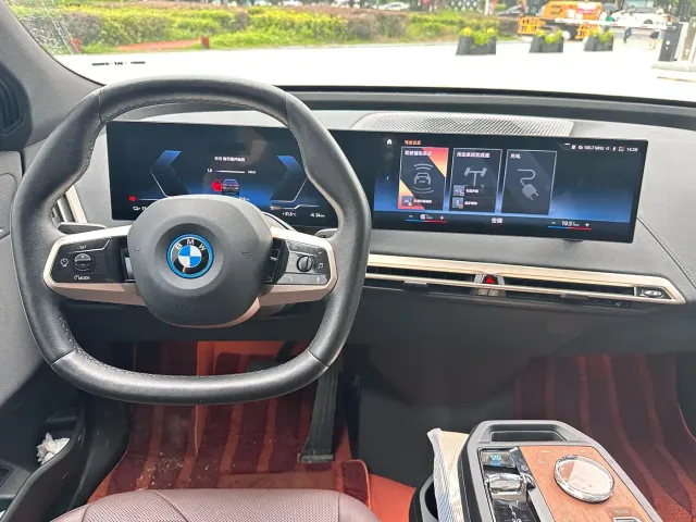 BMW iX — Фото автомобиля 11