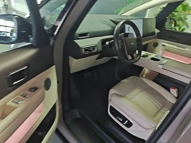 Li Auto MEGA — Фото автомобиля 15