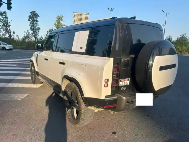 Land Rover Defender — Фото автомобиля 9